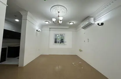 Apartment - 1 Bedroom - 1 Bathroom for rent in Umm Ghwailina Comm - Umm Ghuwalina - Umm Ghuwailina - Doha
