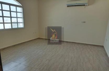 Staff Accommodation - Studio - 5 Bathrooms for rent in Ain Khaled Villas - Ain Khaled - Doha
