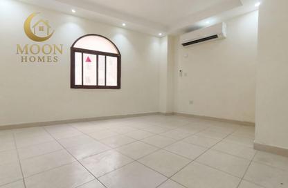 Apartment - 2 Bedrooms - 1 Bathroom for rent in Umm Ghuwailina 4 - Umm Ghuwailina - Doha