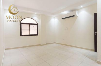 Apartment - 2 Bedrooms - 1 Bathroom for rent in Umm Ghuwailina 4 - Umm Ghuwailina - Doha Apartment - 2 Bedrooms - 1 Bathroom for rent in Umm Ghuwailina 4 - Umm Ghuwailina - Doha