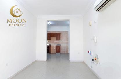 Apartment - 1 Bedroom - 1 Bathroom for rent in Umm Ghuwailina 4 - Umm Ghuwailina - Doha