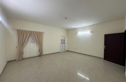 Apartment - 3 Bedrooms - 2 Bathrooms for rent in Umm Ghwailina Comm - Umm Ghuwalina - Umm Ghuwailina - Doha