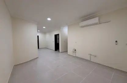 شقة - 2 غرف نوم - 2 حمامات للايجار في شارع الهناء - الغرافة - الدوحة