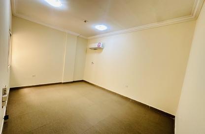 Apartment - 2 Bedrooms - 1 Bathroom for rent in Umm Ghwailina Comm - Umm Ghuwalina - Umm Ghuwailina - Doha