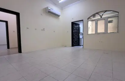 شقة - 1 حمام للايجار في شارع ام السنيم - عين خالد - الدوحة