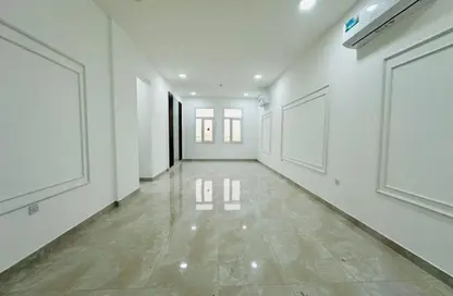 شقة - 2 غرف نوم - 2 حمامات للايجار في طريق سلوى - العزيزية - الدوحة