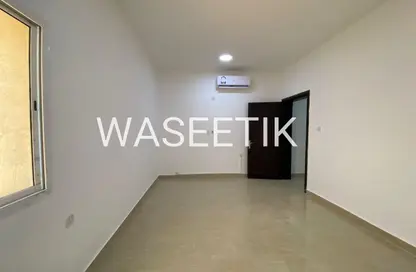 شقة - 1 حمام للايجار في شارع ام السنيم - عين خالد - الدوحة