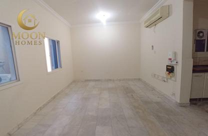 Apartment - 1 Bedroom - 1 Bathroom for rent in Umm Ghuwailina 4 - Umm Ghuwailina - Doha