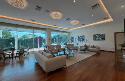 فيلا - 5 غرف نوم - 6 حمامات للايجار في حي الفيلات - جزيرة اللؤلؤة - الدوحة