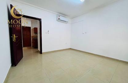 Apartment - 1 Bedroom - 1 Bathroom for rent in Umm Ghwailina Comm - Umm Ghuwalina - Umm Ghuwailina - Doha