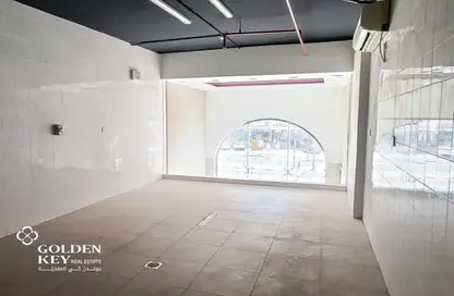 محل تجاري - استوديو للايجار في شارع عين السودان - طريق مسيعيد - الوكرة