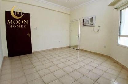 Apartment - 2 Bedrooms - 2 Bathrooms for rent in Umm Ghuwailina 4 - Umm Ghuwailina - Doha
