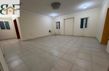 Apartment - 2 Bedrooms - 2 Bathrooms for rent in Umm Ghwailina Comm - Umm Ghuwalina - Umm Ghuwailina - Doha