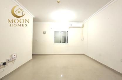 Apartment - 1 Bedroom - 2 Bathrooms for rent in Umm Ghuwailina 4 - Umm Ghuwailina - Doha