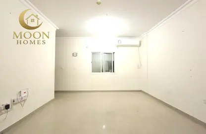 Apartment - 1 Bedroom - 2 Bathrooms for rent in Umm Ghuwailina 4 - Umm Ghuwailina - Doha