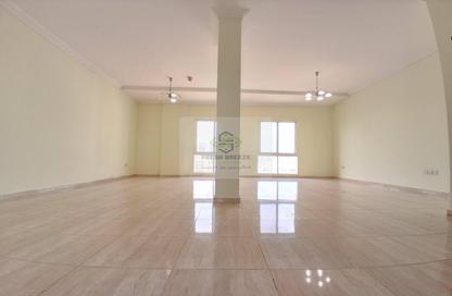 Apartment - 2 Bedrooms - 3 Bathrooms for rent in Umm Ghuwailina 4 - Umm Ghuwailina - Doha