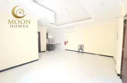 شقة - غرفة نوم - 1 حمام للايجار في ام غوالينا تجارية - ام غويلينا - أم غويلينا - الدوحة