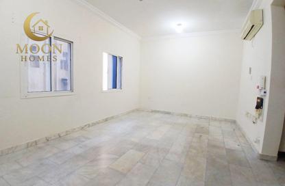 Apartment - 1 Bedroom - 1 Bathroom for rent in Umm Ghuwailina 4 - Umm Ghuwailina - Doha