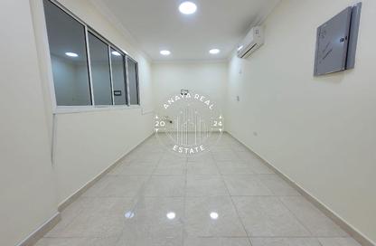Apartment - 2 Bedrooms - 2 Bathrooms for rent in Umm Ghwailina Comm - Umm Ghuwalina - Umm Ghuwailina - Doha