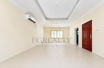 Villa - 5 Bedrooms - 4 Bathrooms for rent in Al Hanaa Street - Al Gharrafa - Doha