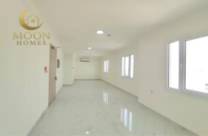 شقة - 2 غرف نوم - 2 حمامات للايجار في شارع المطار القديم - طريق المطار القديم - الدوحة