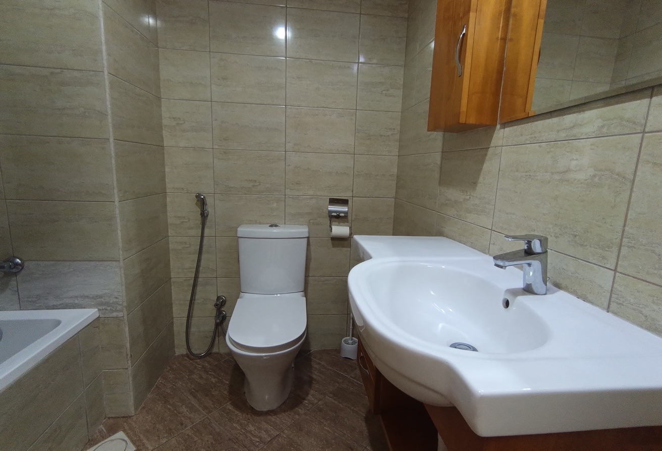 SEMI FURNISHED STUDIO WITH BIG BALCONY ! 4200 INCL thumbnail 7