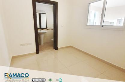 شقة - غرفة نوم - 2 حمامات للايجار في واي فيلدج - ابو سدرة - الريان - الدوحة