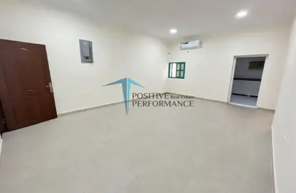 شقة - 2 غرف نوم - 2 حمامات للايجار في شارع المطار القديم - طريق المطار القديم - الدوحة