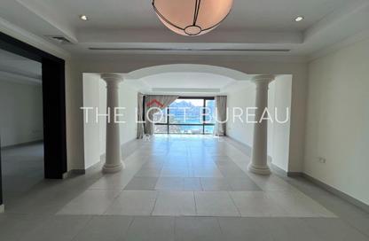 Apartment - 2 Bedrooms - 3 Bathrooms for rent in La Croisette - Porto Arabia - The Pearl Island - Doha
