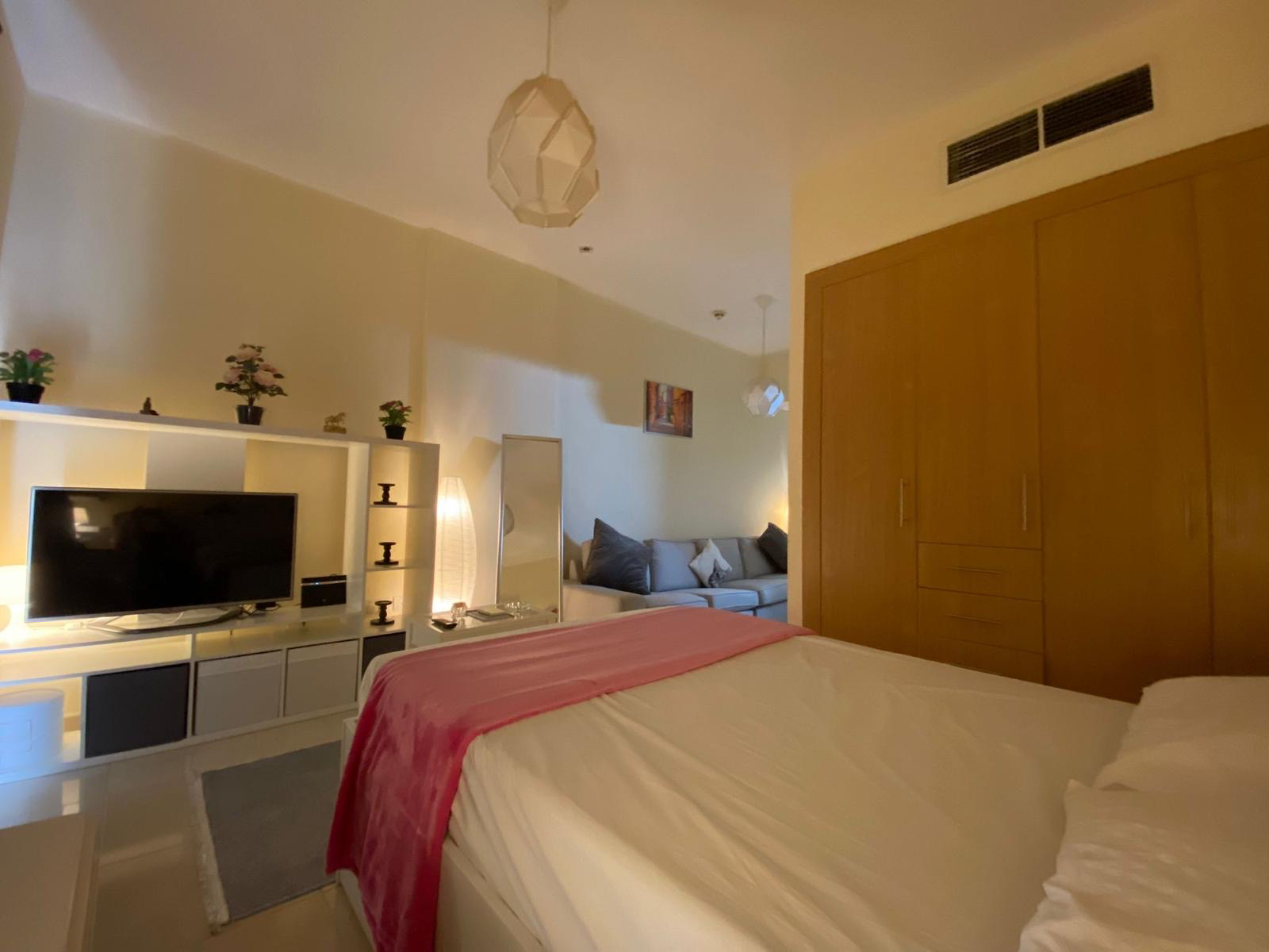 LAVISH STUDIO FULLY FURNISHED IN FOXHILLS thumbnail 6