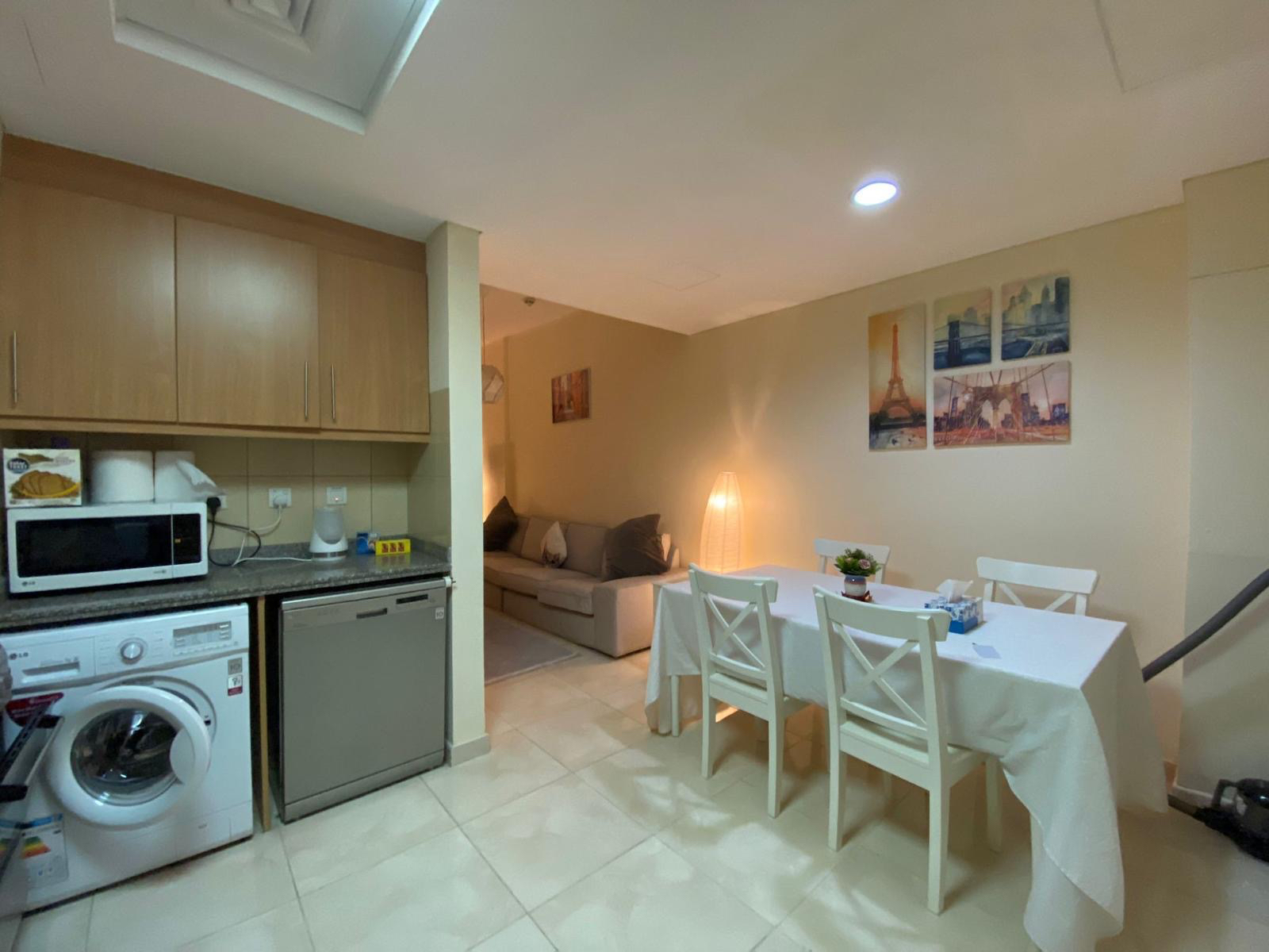 LAVISH STUDIO FULLY FURNISHED IN FOXHILLS thumbnail 4