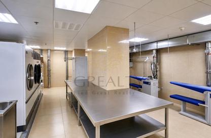 Shop - Studio - 1 Bathroom for rent in West Bay Tower - West Bay - West Bay - Doha