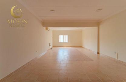 Apartment - 2 Bedrooms - 2 Bathrooms for rent in Umm Ghuwailina 4 - Umm Ghuwailina - Doha