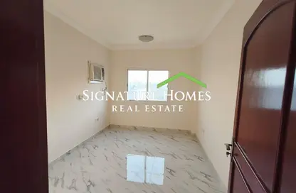 Apartment - 2 Bedrooms - 2 Bathrooms for rent in Umm Ghwailina Comm - Umm Ghuwalina - Umm Ghuwailina - Doha
