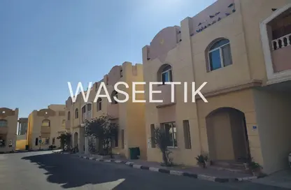 فيلا - 5 غرف نوم - 4 حمامات للايجار في شارع ام السنيم - عين خالد - الدوحة