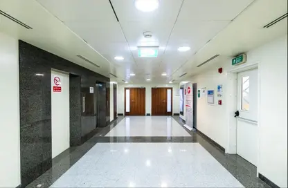 Show Room - Studio - 2 Bathrooms for rent in Umm Al Seneem - Doha