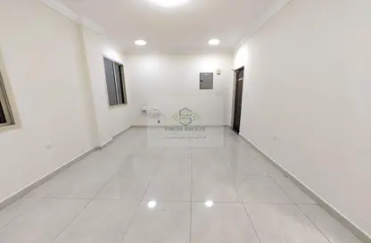Apartment - 2 Bedrooms - 2 Bathrooms for rent in Umm Ghwailina Comm - Umm Ghuwalina - Umm Ghuwailina - Doha