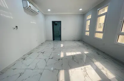 Apartment - 3 Bedrooms - 2 Bathrooms for rent in Umm Ghwailina Comm - Umm Ghuwalina - Umm Ghuwailina - Doha