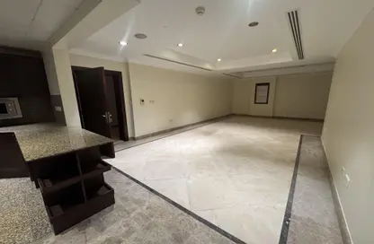 Apartment - 2 Bedrooms - 3 Bathrooms for rent in Tower 16 - Porto Arabia - The Pearl Island - Doha