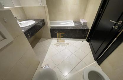 Apartment - 1 Bedroom - 3 Bathrooms for rent in West Porto Drive - Porto Arabia - The Pearl Island - Doha