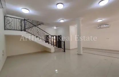 فيلا - 5 غرف نوم - 4 حمامات للايجار في فلل عين خالد - عين خالد - الدوحة