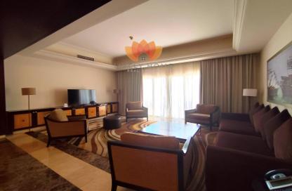 Villa - 2 Bedrooms - 3 Bathrooms for rent in The Pearl Island - Doha