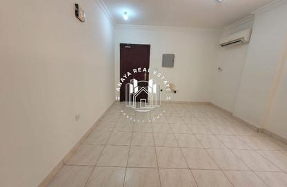 Apartment - 2 Bedrooms - 1 Bathroom for rent in Al Mansoura - Al Mansoura - Doha
