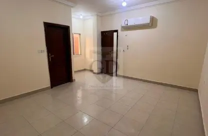 Apartment - 1 Bathroom for rent in Wholesale Market Street - Abu Hamour - Doha