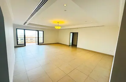 شقة - 2 غرف نوم - 2 حمامات للايجار في طريق بورتو الشرقي - بورتو أرابيا - جزيرة اللؤلؤة - الدوحة