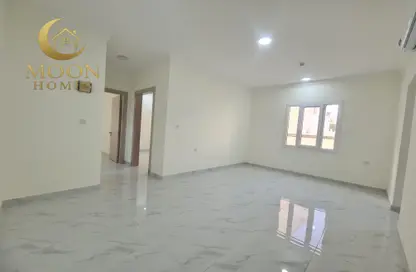 شقة - 2 غرف نوم - 2 حمامات للايجار في شارع المطار القديم - طريق المطار القديم - الدوحة