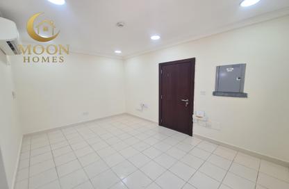 Apartment - 1 Bedroom - 1 Bathroom for rent in Umm Ghuwailina 4 - Umm Ghuwailina - Doha