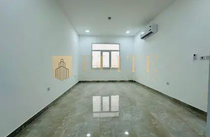 شقة - 2 غرف نوم - 3 حمامات للايجار في مركز اعمال ام اي بي اس - شارع العزيزة - العزيزية - الدوحة