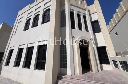 فيلا - 4 غرف نوم - 6 حمامات للايجار في جديد الهتمي - فريج بن عمران - الدوحة