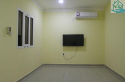 Apartment - 2 - 1 for rent in Umm Al Seneem Street - Ain Khaled - Doha